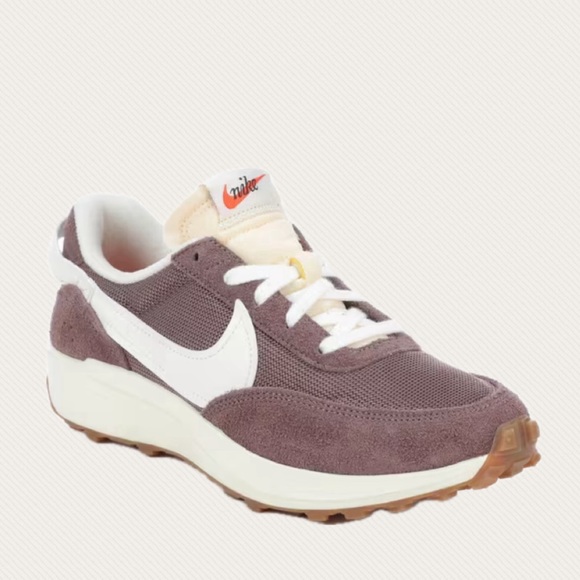 NIB SZ 7 NIKE WOMEN'S WAFFLE DEBUT
VINTAGE SNEAKERS in PlUM/ CREAM💕 - Picture 1 of 6